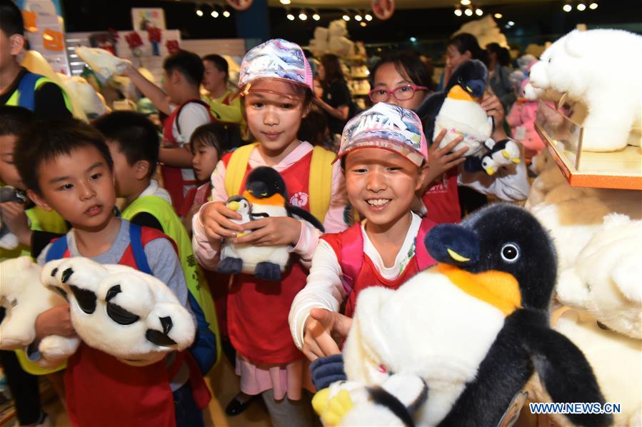 All Night Camp Makes Children Closer to Marine Animals in Qi